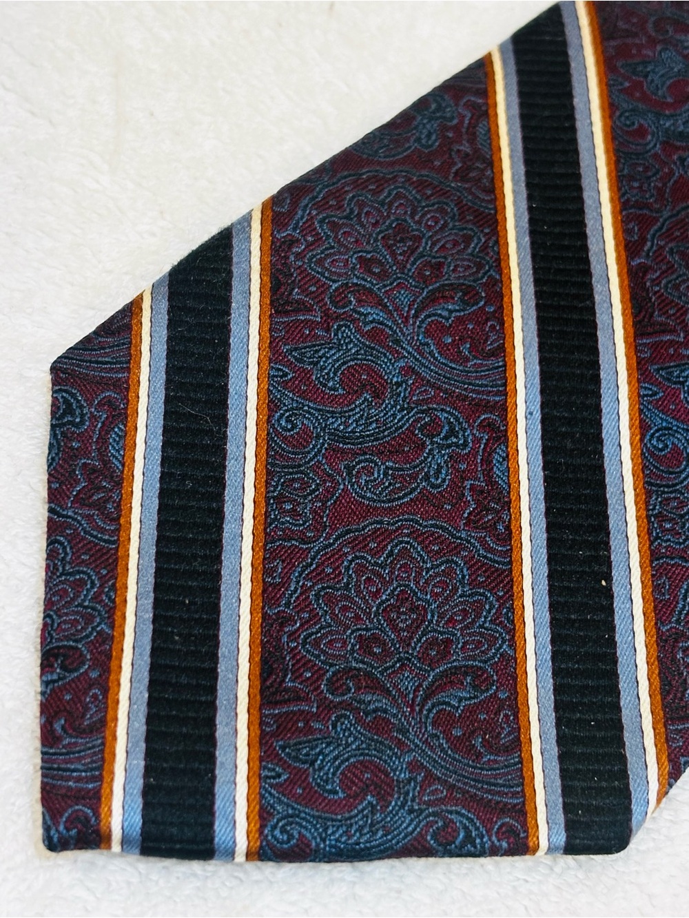 Brand New Corporate Power Tie By JOS A. BANK (Signature Gold)